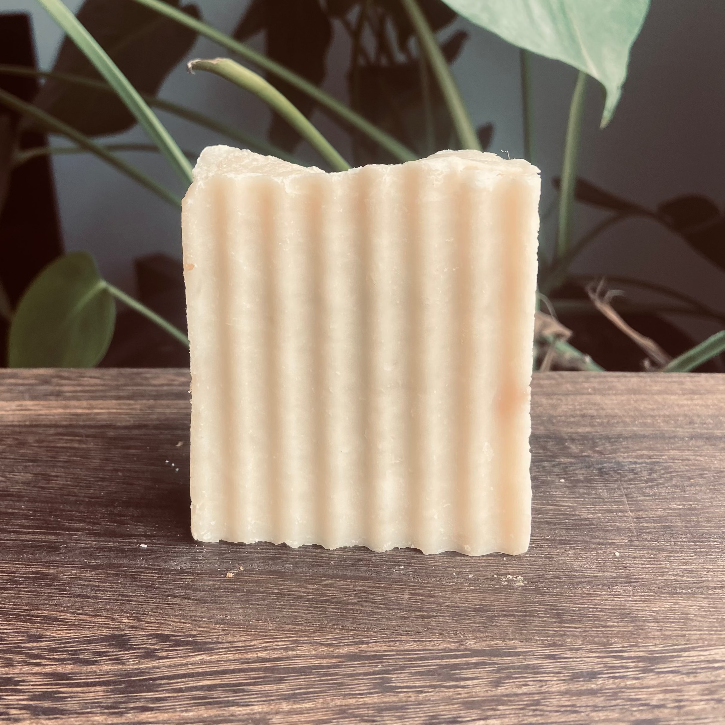 Light and neutral, this creamy bar leaves your skin clean and soft